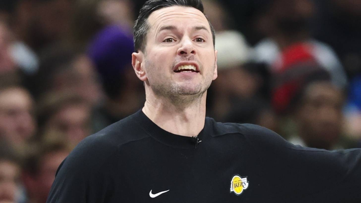 关于NBA-巴斯家族出售部分湖人股份估值100亿的信息