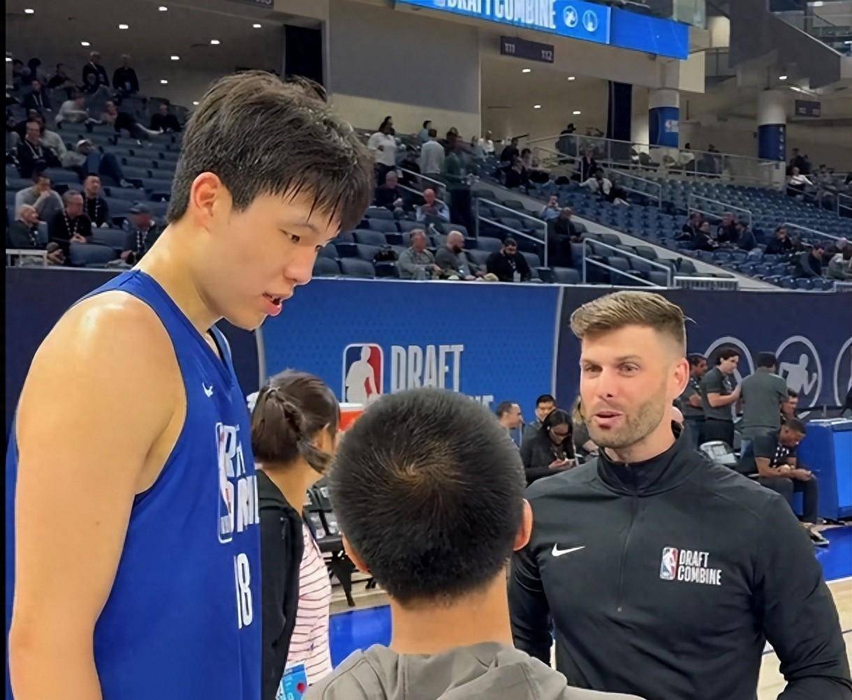 爱游戏体育-杨瀚森对比NBA和CBA身体对抗：这边比较文明