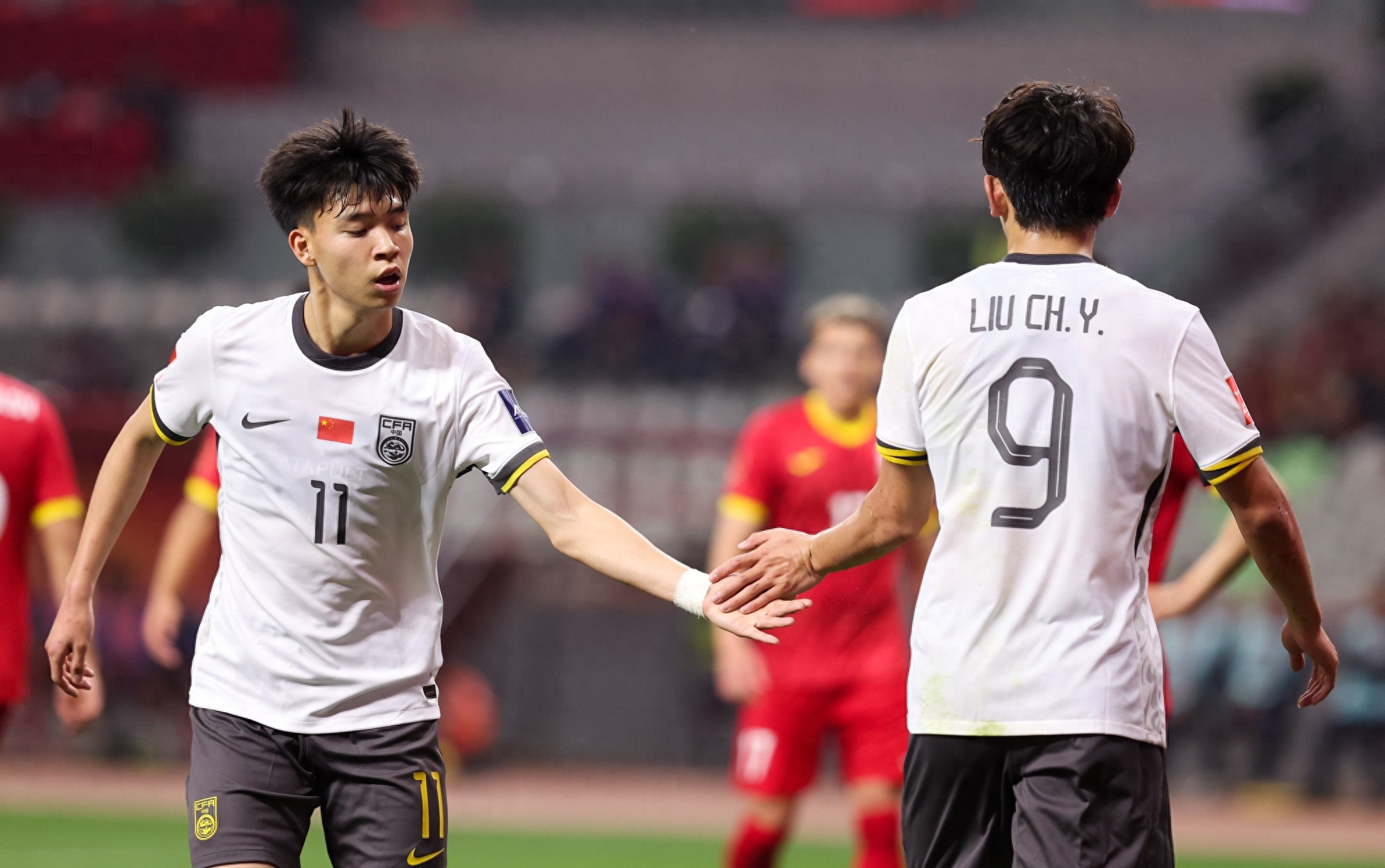 泰国联赛踢不了，回到国内踢野球！国足未来中锋，26岁就要退役？的简单介绍