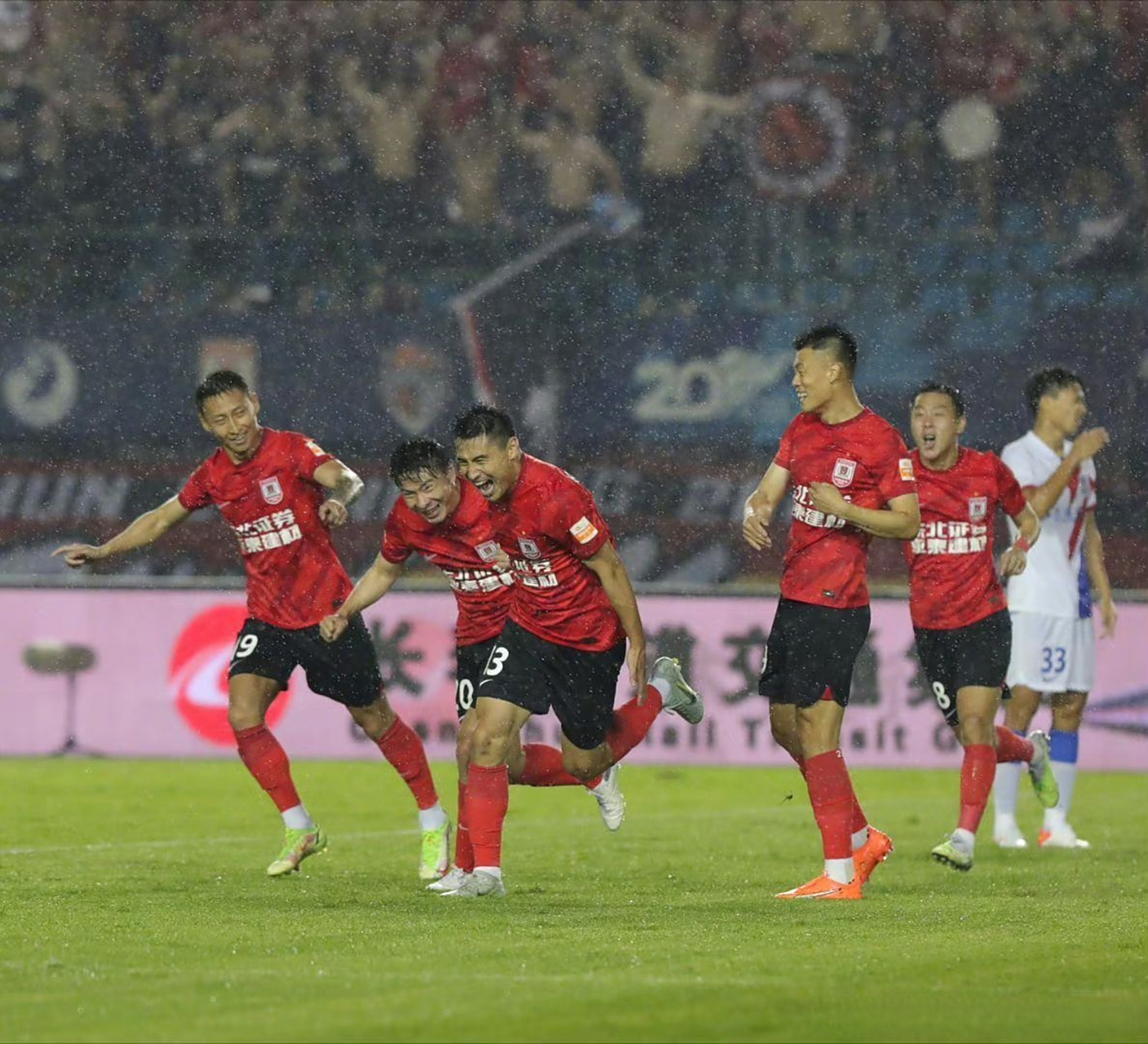 中国足坛经典战役+1！上海申花雨战3-2力克上海海港，出现两个帽子戏法的简单介绍