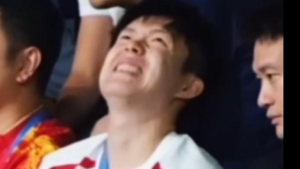 足球场上发生惊险一幕，球迷为之捏一把汗的简单介绍